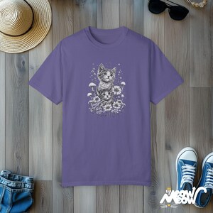 Cottagecore Katzen-T-Shirt: Vintage Kätzchen Blumenmuster Grape
