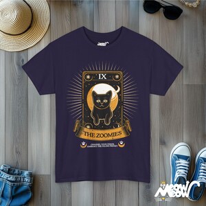 Camiseta Zoomies Tarot Cat: Camiseta de la carta del Caos Felino Blackberry