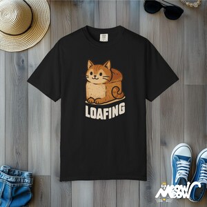 Comfort Colours Loafing Cat-T-shirt: Funny Kitty Bread-T-shirt Black