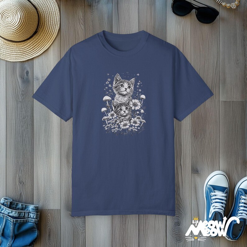 Cottagecore Katzen-T-Shirt: Vintage Kätzchen Blumenmuster China Blue