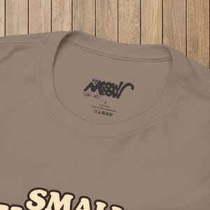 Camiseta Small Wonders con diseño de gato y caracol, regalo para amantes de la naturaleza y el bosque, Gildan 5000 imagen 12