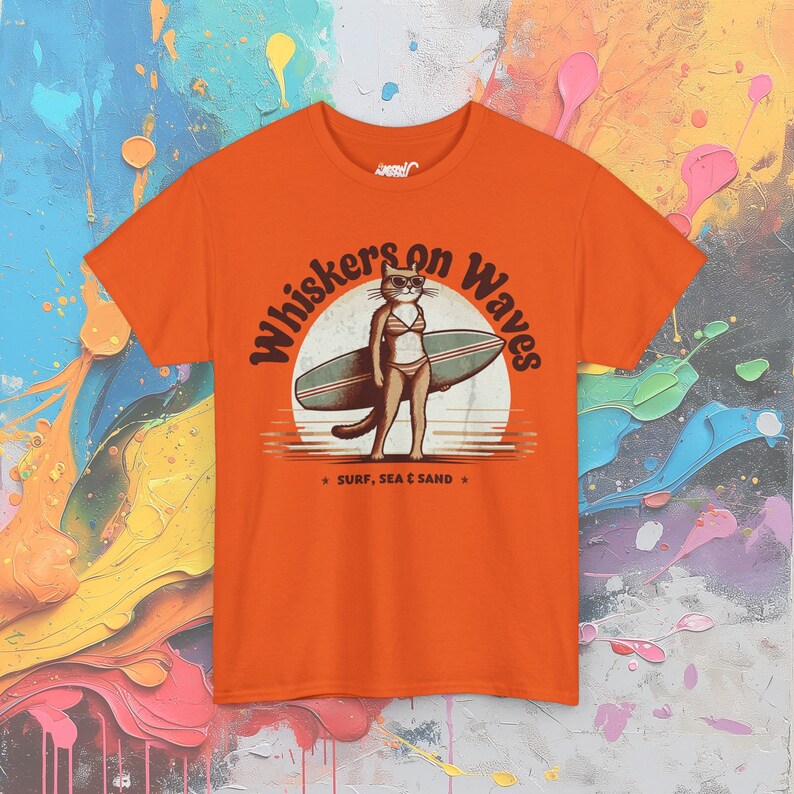 Camiseta de gato surfero: Bigotes en las olas, playera para amantes de la playa Orange