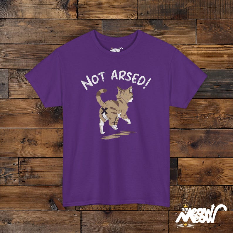Rolig och djärv unisex-t-shirt med fräck, inte arsad kattdesign Purple