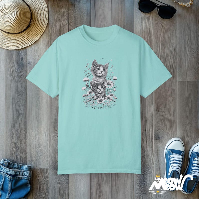 Cottagecore Katzen-T-Shirt: Vintage Kätzchen Blumenmuster Chalky Mint