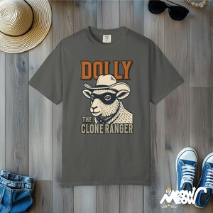 Camiseta de Dolly la Ranger Clonada: Divertida camiseta con estampado de oveja vaquera y colores cómodos. Pepper