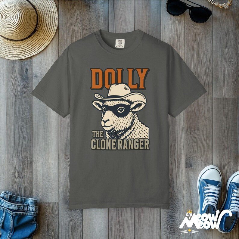 Camiseta de Dolly la Ranger Clonada: Divertida camiseta con estampado de oveja vaquera y colores cómodos. Pepper