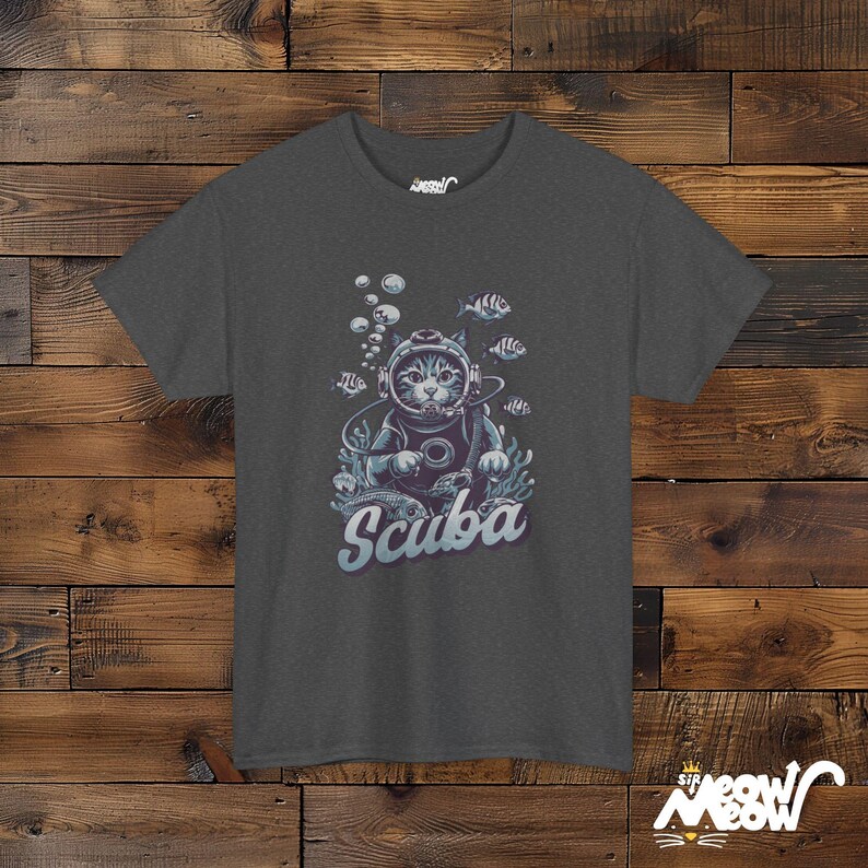 Scuba Cat-T-shirt: onderwateravontuurontwerp voor kattenliefhebbers Dark Heather