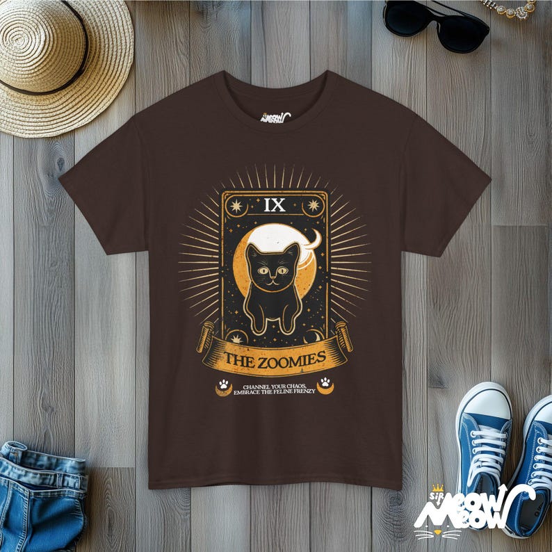 Camiseta Zoomies Tarot Cat: Camiseta de la carta del Caos Felino Dark Chocolate