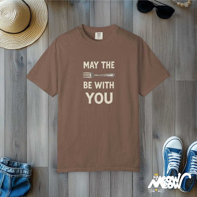 T-shirt Que la fourchette soit avec vous : jeu de mots amusant pour les gourmets, t-shirt unisexe aux couleurs confortables Espresso