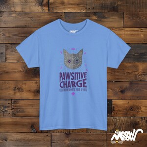 Camiseta de Física de Gatos con Carga Positiva: Diseño Electromagnético Carolina Blue