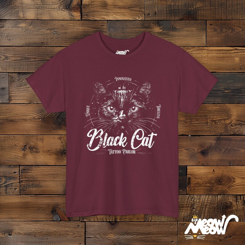 Schwarze Katze Tattoo Parlour T-Shirt: Vintage Unisex Tee Maroon