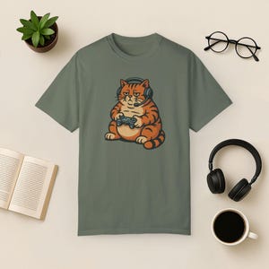 Camiseta Gamer Cat Comfort Colors: Divertida camiseta de videojuegos con un gato perezoso Moss