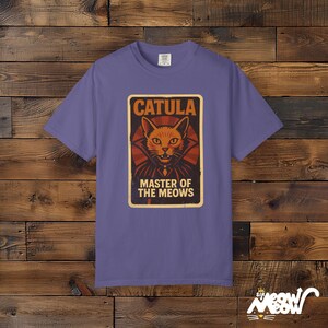 Camisa Catula de Comfort Colors: divertida camiseta de Halloween con gato vampiro Grape