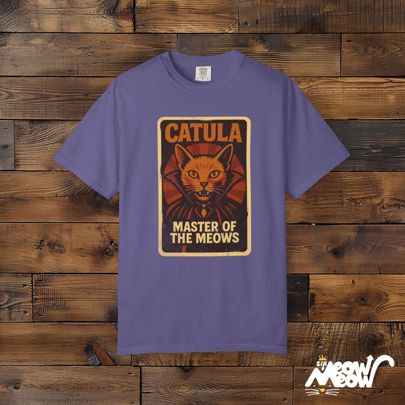 Camisa Catula de Comfort Colors: divertida camiseta de Halloween con gato vampiro Grape