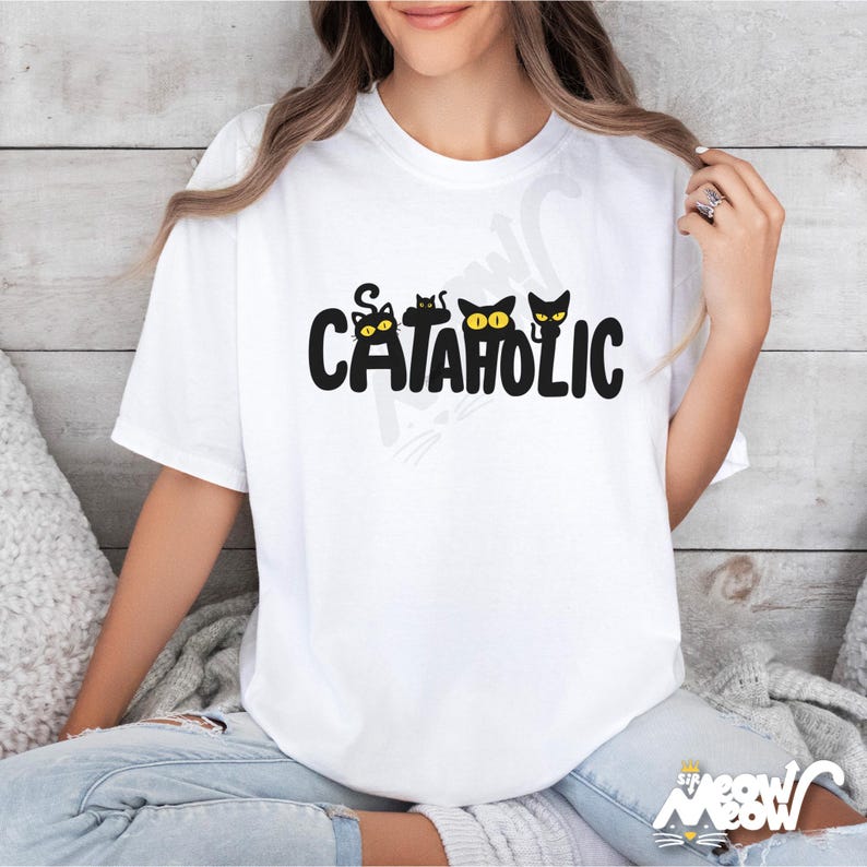 Pu&ograve; includere: T-shirt bianco con la scritta "CATAHOLIC" in nero, con tre sagome di gatti neri con occhi gialli. La maglietta &egrave; di uno stile casual e confortevole.