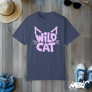 Camiseta de gato salvaje: camiseta con gráficos desgastados, regalo para amantes de los gatos Midnight