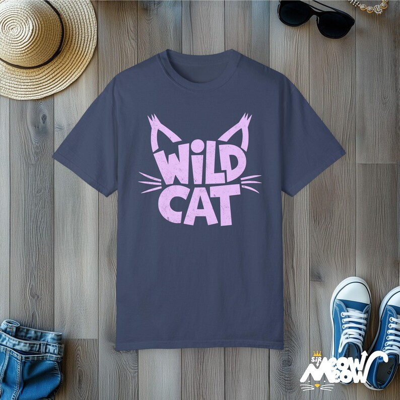 Camiseta de gato salvaje: camiseta con gráficos desgastados, regalo para amantes de los gatos Midnight