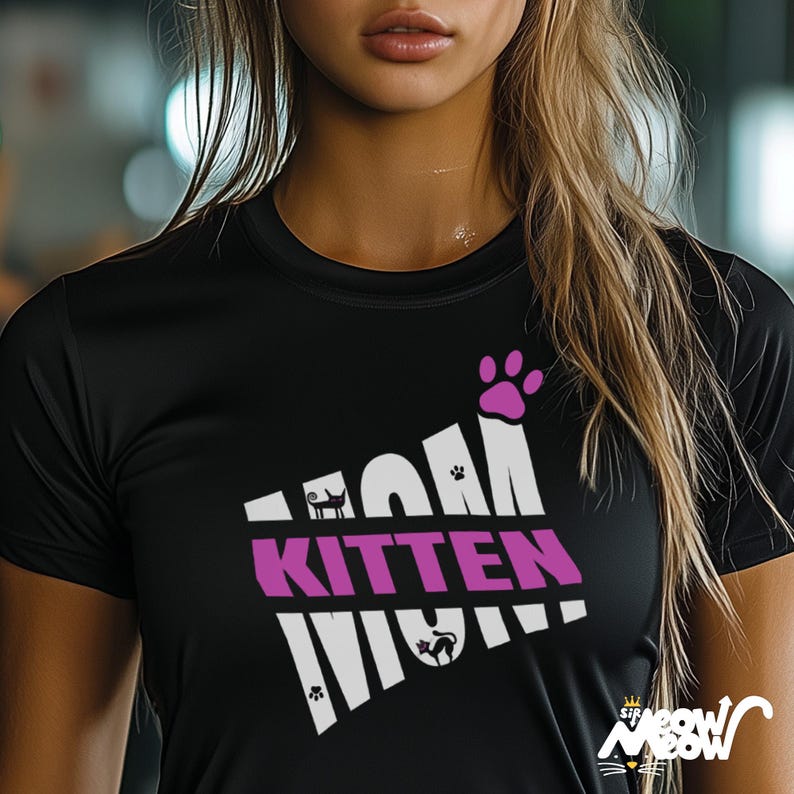 Peut inclure: T-shirt noir avec un motif blanc qui dit "Mom Kitten Mom" avec une empreinte de patte rose et un "Kitten" rose au milieu.