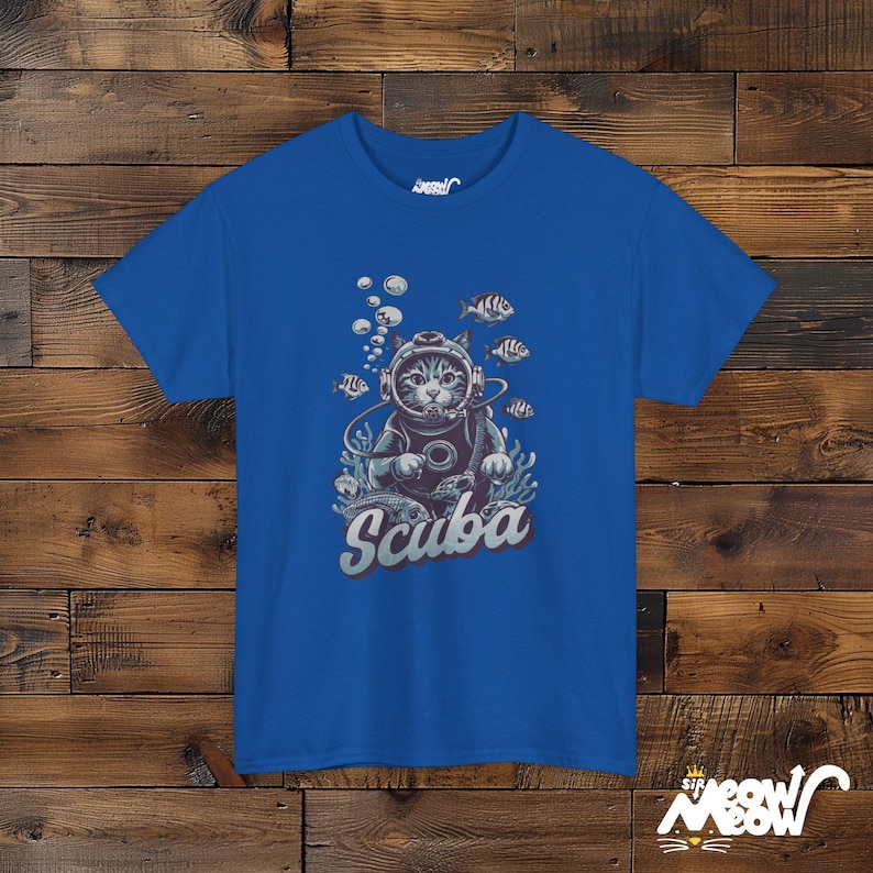 Scuba Cat-T-shirt: onderwateravontuurontwerp voor kattenliefhebbers Royal