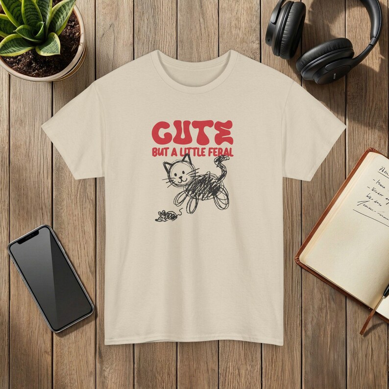 野良猫とネズミのグラフィックTシャツ、いたずら好きな猫のデザイン Sand