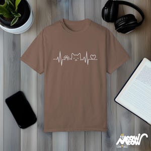 Maglietta Comfort Colors Cat Heartbeat: maglietta minimalista per mamma gatta Espresso