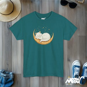 Slapende kat op wassende maan T-shirt | Dreamy Night Sky-T-shirt | Celestial Cat Lover-cadeau Antique Jade Dome