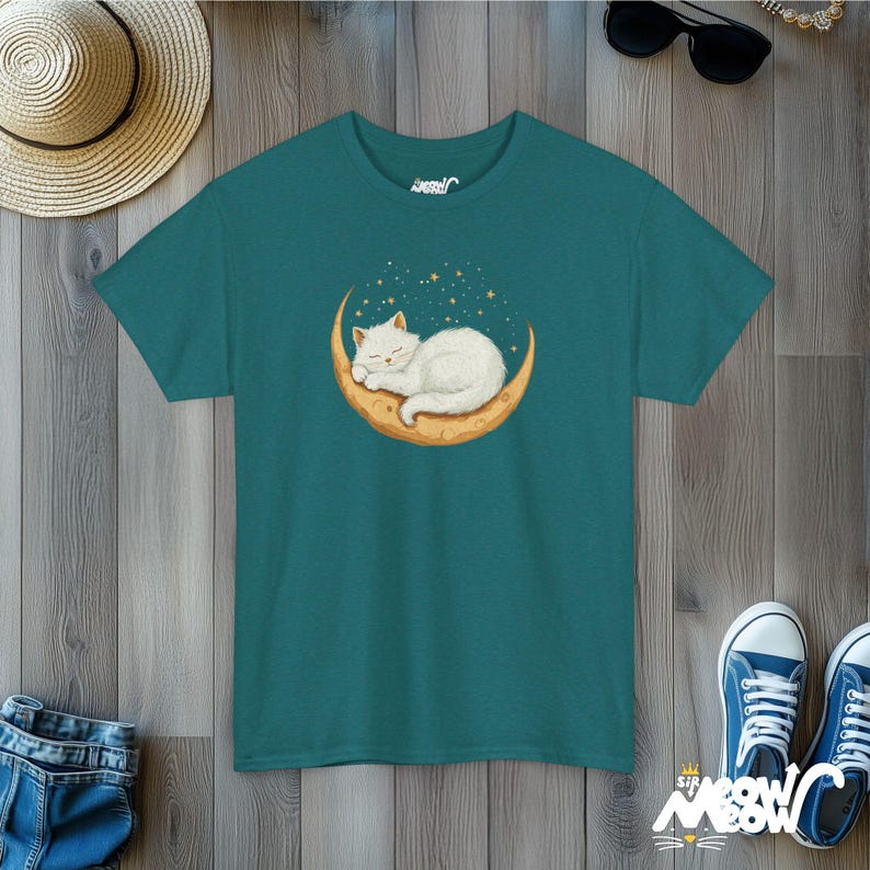 Slapende kat op wassende maan T-shirt | Dreamy Night Sky-T-shirt | Celestial Cat Lover-cadeau Antique Jade Dome