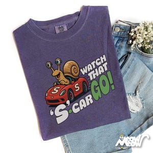 S-Car Go Snail Tシャツ（コンフォートカラー）、面白いエスカルゴのダジャレTシャツ、漫画風レーシングカタツムリのグラフィック、お父さんジョークギフト