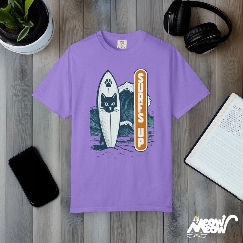 Camiseta Cat Surfs Up: Camiseta retro de gatito surfero, colores cómodos Violet