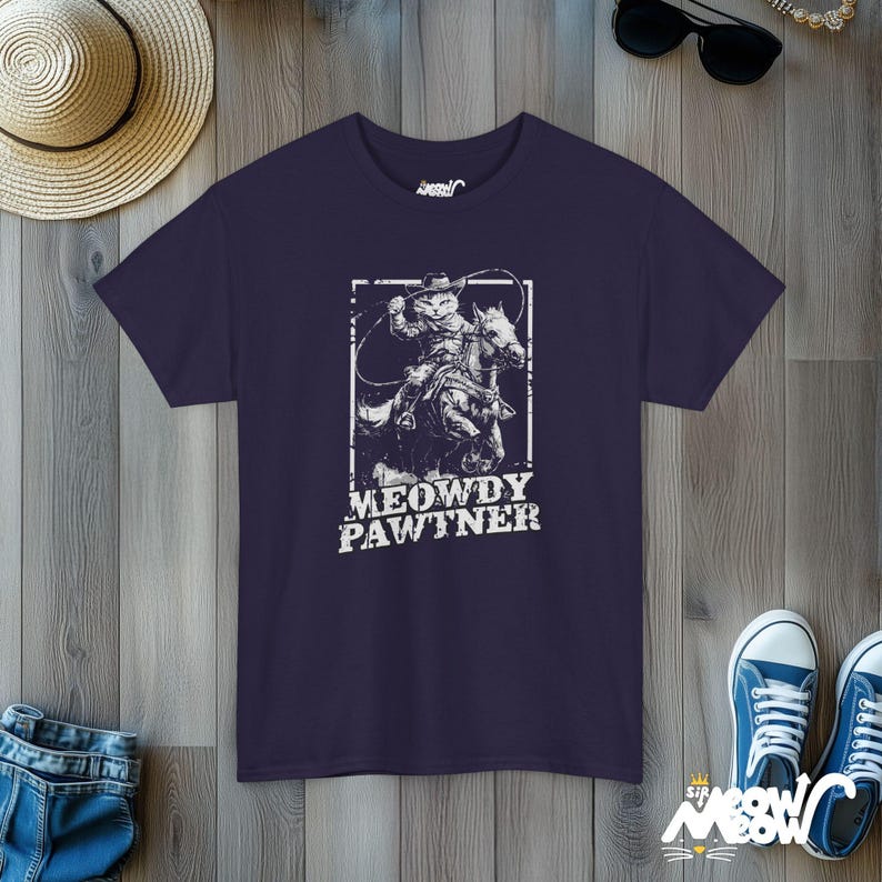 Camiseta engraçada de gato cowboy: Meowdy Pawtner Western Tee Blackberry