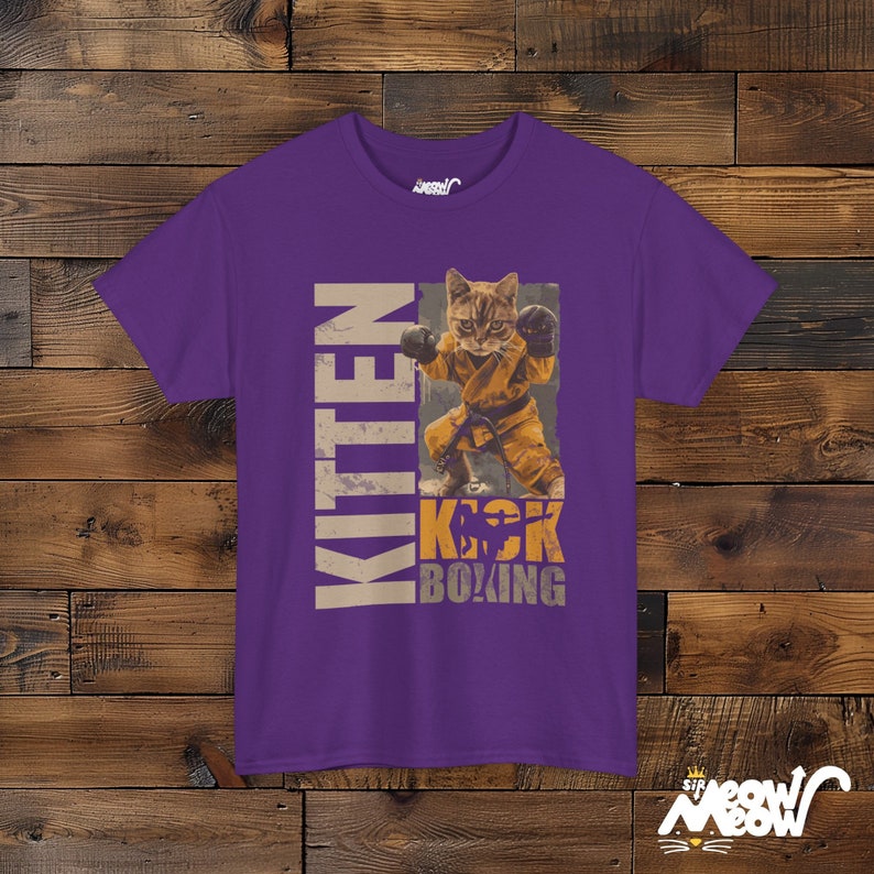 Grappig kickboks-T-shirt kitten: Cat Martial Arts-ontwerp Purple