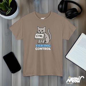 Unter Kontrolle Katze T-Shirt, Unisex Strg-Schlüssel Shirt, Lustiges Programmierer Tee Brown Savana