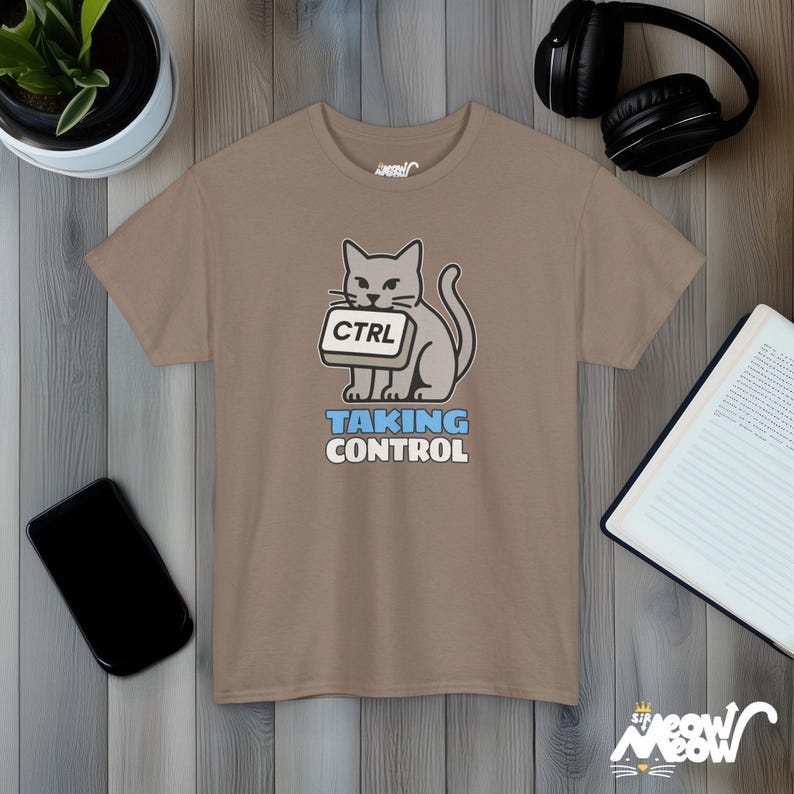 Unter Kontrolle Katze T-Shirt, Unisex Strg-Schlüssel Shirt, Lustiges Programmierer Tee Brown Savana