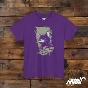 ブラックキャットグランジTシャツ：アニメゴススタイル、ユニセックスフィット Purple