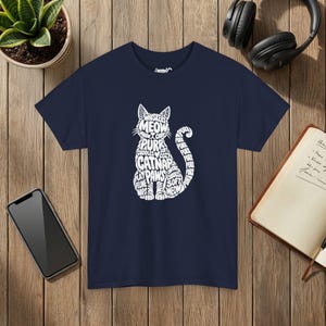 T-shirt unisexe avec motif chat nuage de mots et silhouette de chat typographique. Navy
