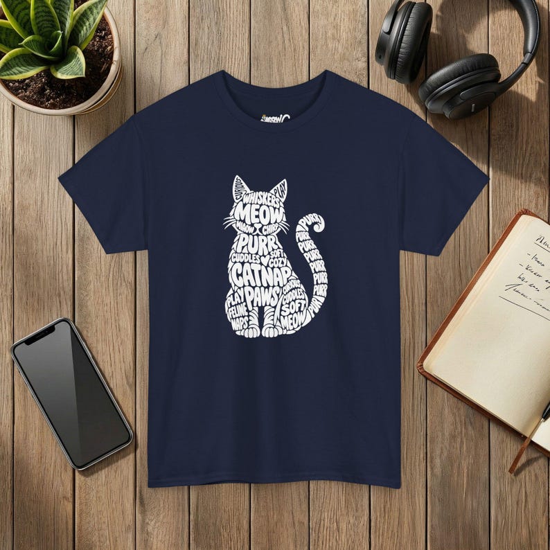 T-shirt unisexe avec motif chat nuage de mots et silhouette de chat typographique. Navy