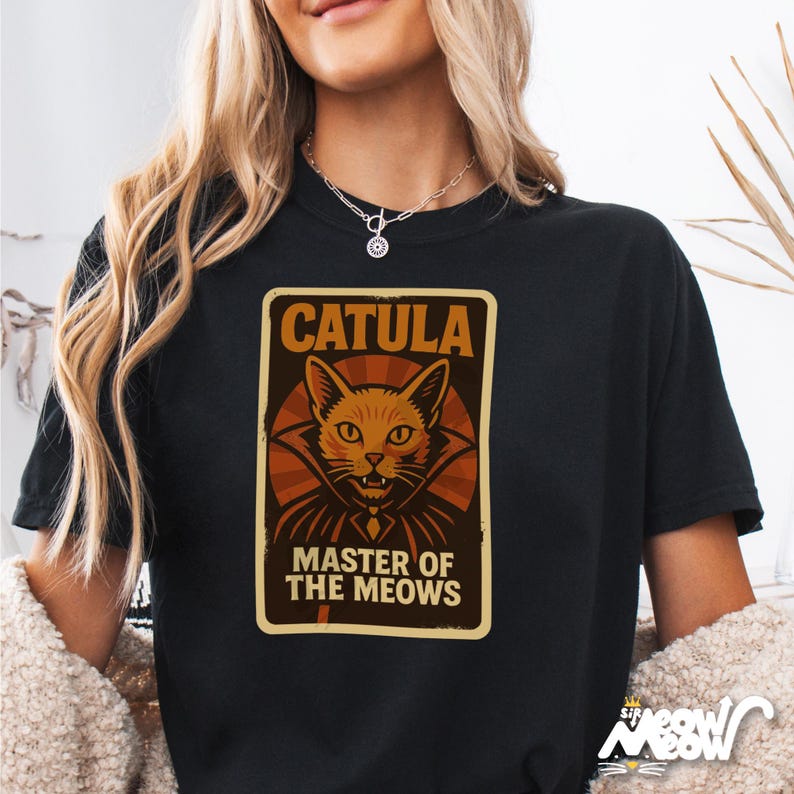 Camisa Catula de Comfort Colors: divertida camiseta de Halloween con gato vampiro imagen 1