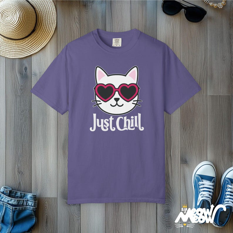 Maglietta Just Chill Cat: maglietta grafica Comfort Colors Kawaii Kitty Grape