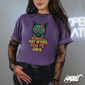Zombie Cat Comfort Colors T-shirt: Rolig Halloween-tröja Grape