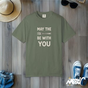 T-shirt Que la fourchette soit avec vous : jeu de mots amusant pour les gourmets, t-shirt unisexe aux couleurs confortables Moss