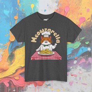 Camiseta de Chef Cat: Meowzarella, divertida camiseta de comida Dark Heather