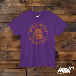 アイリッシュ・ウイスキー・キャット・シャツ、面白い二日酔いグラフィックTシャツ Purple