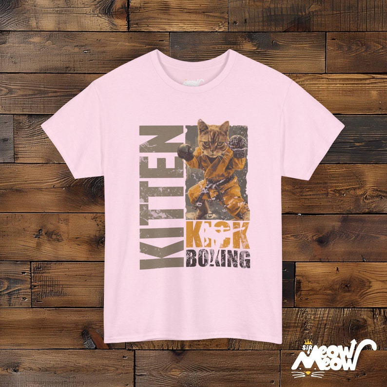 Grappig kickboks-T-shirt kitten: Cat Martial Arts-ontwerp Light Pink
