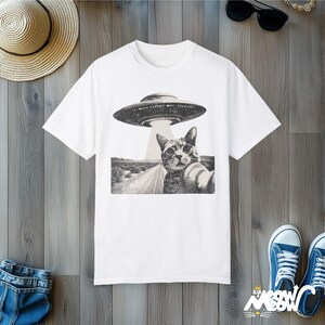 Funny Cat Selfie Alien Abduction T-Shirt: Quirky UFO Tee White
