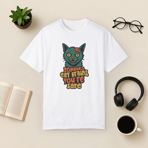 Zombie Cat Comfort Colors T-shirt: Rolig Halloween-tröja White