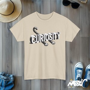 Camiseta unissex Curious Cat: presente divertido para quem ama gatos Sand