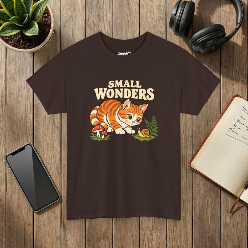 Camiseta Small Wonders con diseño de gato y caracol, regalo para amantes de la naturaleza y el bosque, Gildan 5000 Dark Chocolate