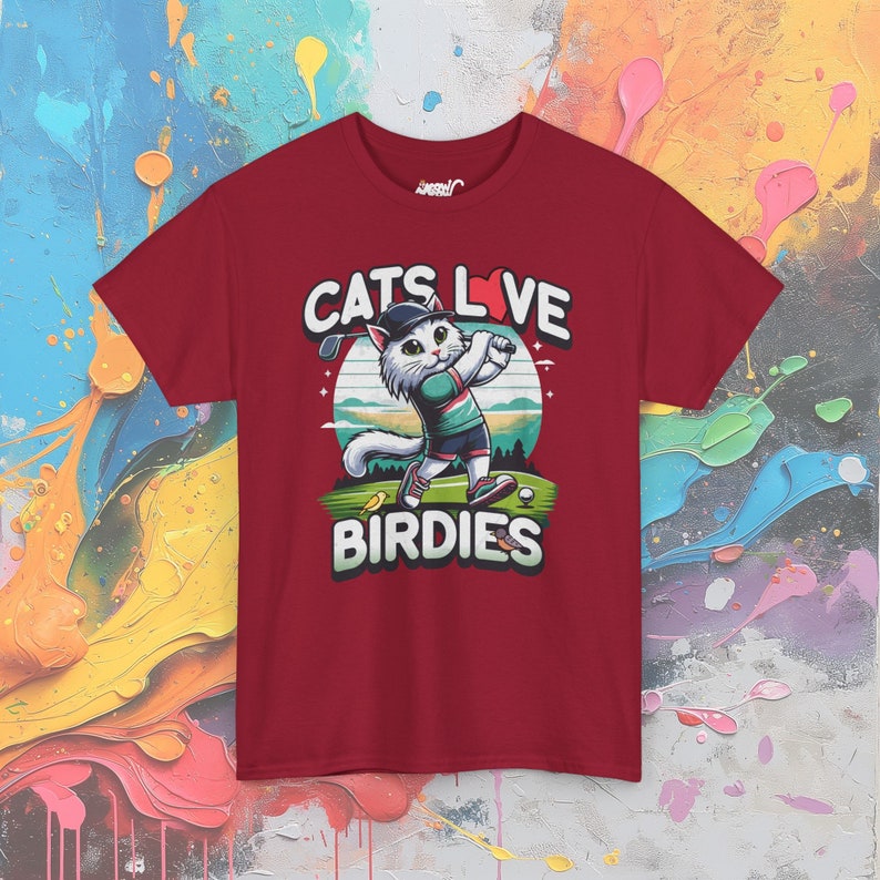 T-shirt drôle de chat jouant au golf : les chats adorent les oiseaux Cardinal Red