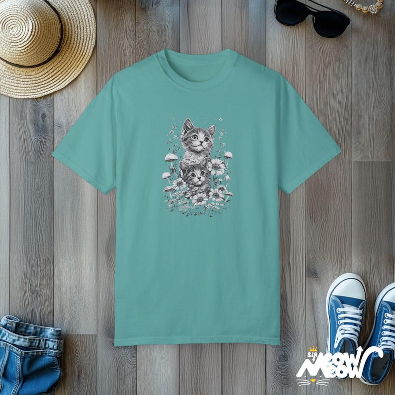 Cottagecore Katzen-T-Shirt: Vintage Kätzchen Blumenmuster Seafoam