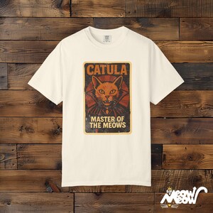 Camisa Catula de Comfort Colors: divertida camiseta de Halloween con gato vampiro Ivory